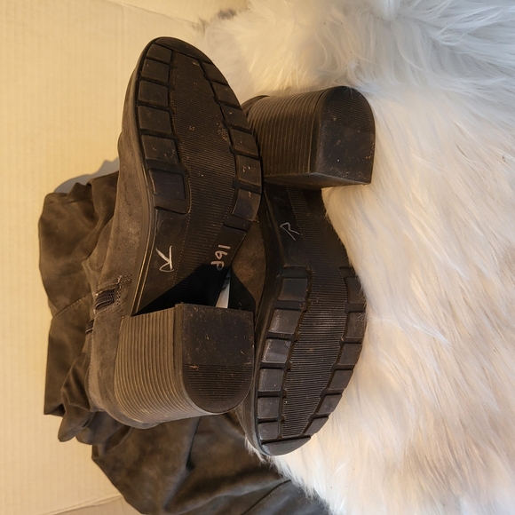 Women's Gray Knee-High Boots - Picture 5 of 6